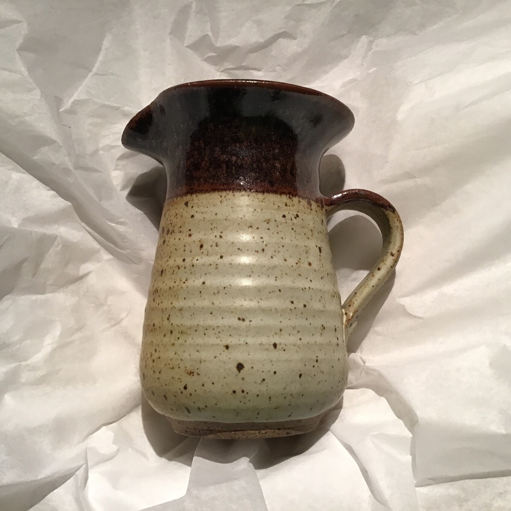 SMALL VINTAGE SPECKLED GLAZED POTTERY JUG/CREAMER
